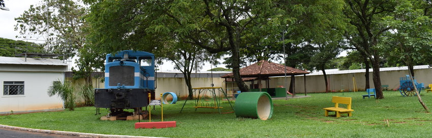 Locomotiva a Diesel LC-04 em destaque em praça na Vila Militar