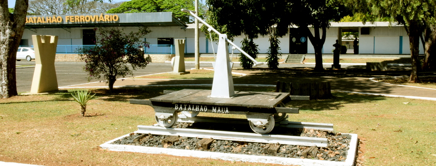 Um trolley usado pelo Batalhão Mauá em exposição na Praça Visconde de Mauá